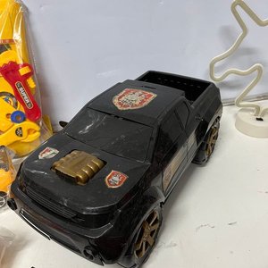 Lote de Juguetes Varios: Camionetas, Muñecas y Accesorios - imagen 7