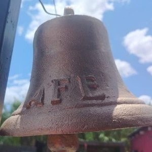 Campana Grande Dorada con Inscripción "AFE" - imagen 2