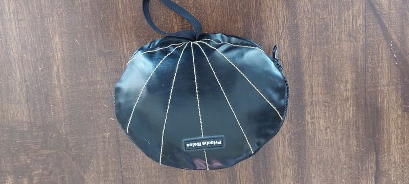 Bolsito que se vuelve mochila - Bolsa de plástico negro con objeto blanco - imagen 2