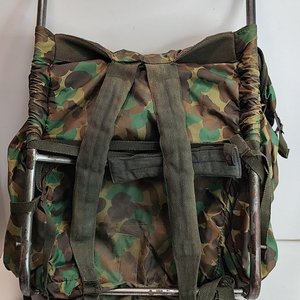 Mochila Militar Camuflada con Estructura Metálica para Espalda - imagen 3