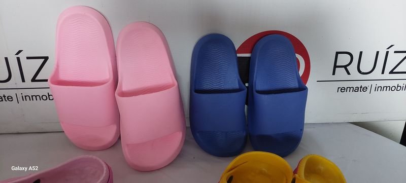 Calzado para niños en diferentes colores y tamaños - imagen 4