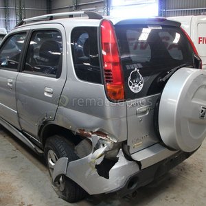 Camioneta SUV Plateada con Detalles de Chapa - imagen 2