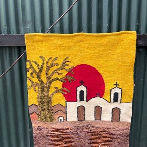 Lote siguiente: Tapiz Artesanal con Iglesia y Sol Poniente