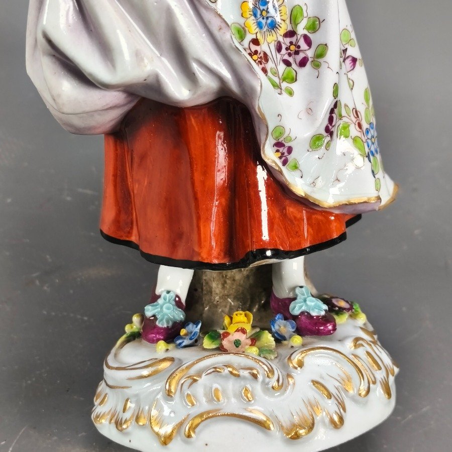 Figura de dama antigua en porcelana Sitzendorf - imagen 7