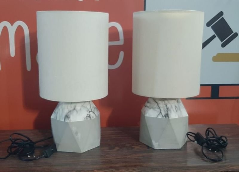 Lote siguiente: Lámparas Portátiles de Pie de Loza con Pantalla