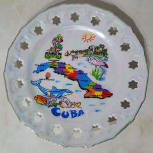 Lote siguiente: Plato Decorativo Cuba con Mapa Político y Escenas Turísticas