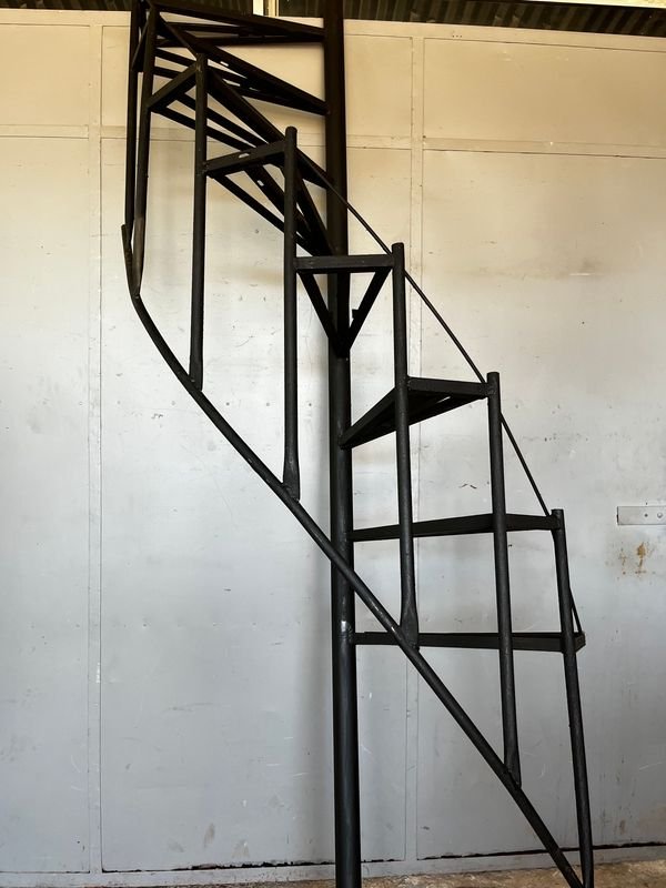 Escalera Caracol de Hierro Pintada en Negro - imagen 4