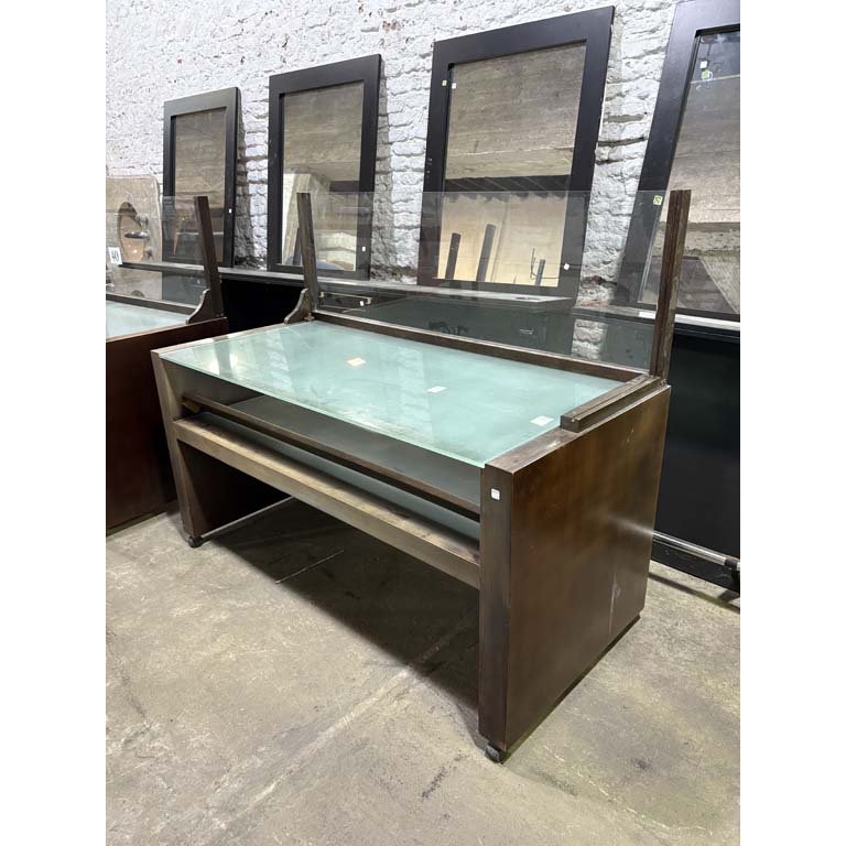 Lote siguiente: Mesa exhibidora con ruedas y vidrio