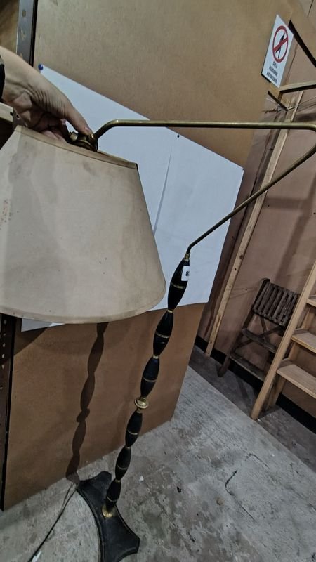 Lote siguiente: Lámpara de pie en madera y bronce con detalles en el brazo