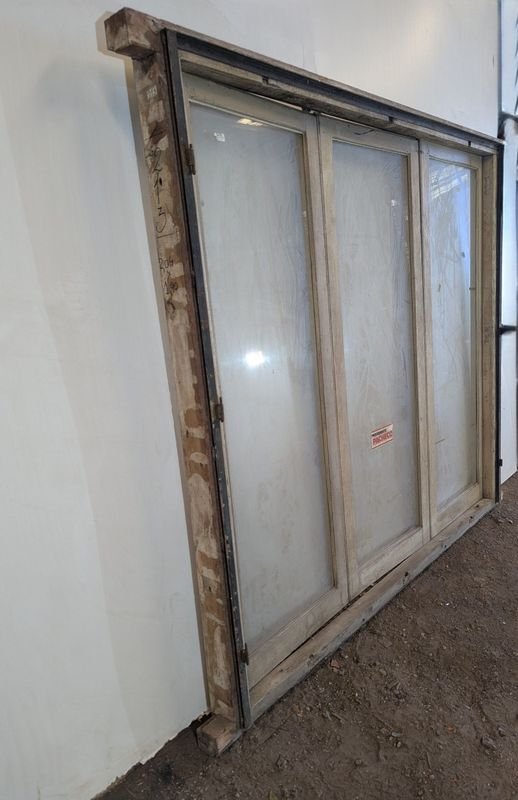 Ventana antigua de tres hojas batientes en cedro y pinotea - imagen 9
