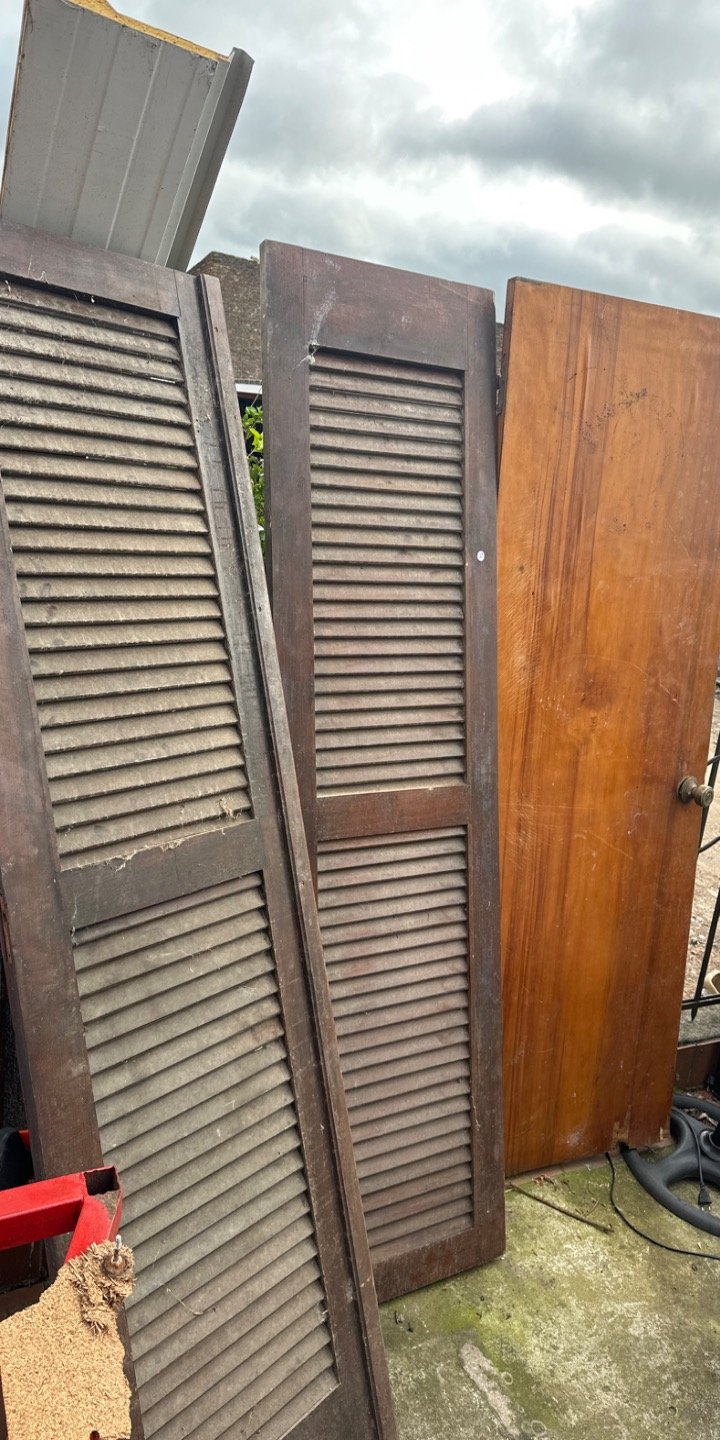 Postigos y puerta