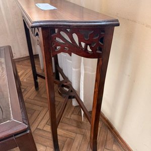 Mesa de Arrimo Ovalada en Madera con Detalles Ornamentales - imagen 2