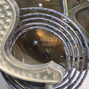 Reloj de Sobremesa de Bronce, Ónix y Cristales Biselados con Péndulo de Mercurio - imagen 6