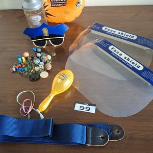Lote de Cotillón: Máscaras de Terror, Guitarra Inflable, Trompos de Madera y Más - imagen 8