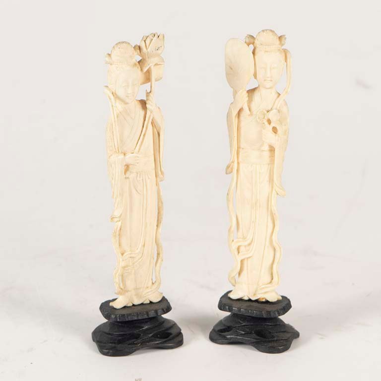 Lote siguiente: Figuras de geishas de porcelana