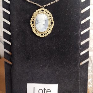 Lote siguiente: Collar Estilo Camafeo Vintage con Detalles en Bronce