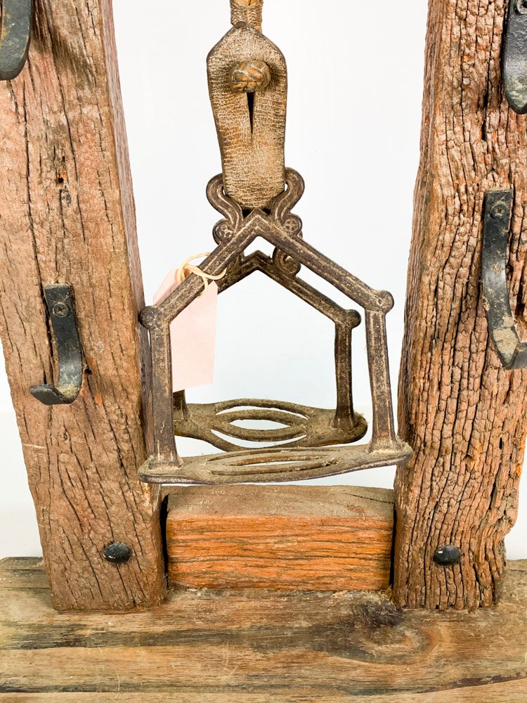 Perchero rustico en madera dura con decoración de estribos y herraduras - imagen 2