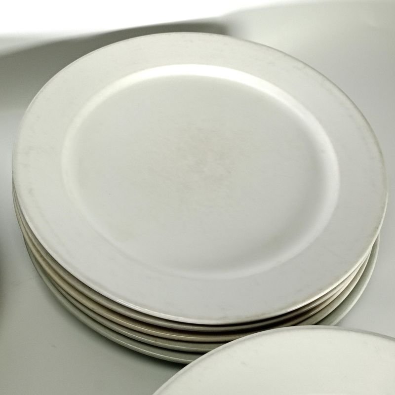 Platos blancos de porcelana en excelente estado - imagen 3
