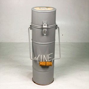 Botellero Vintage de Metal con Tapa Abatible y Asa de Madera - imagen 2
