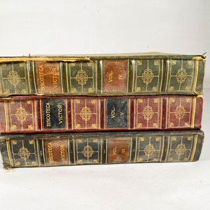 Lote siguiente: Lote de 3 Libros Antiguos "Discotheca Victor" y Discos de Vinilo