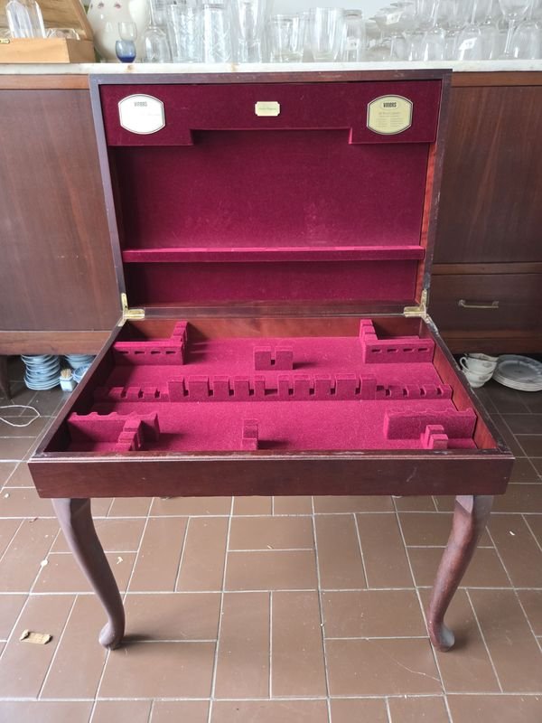 Lote siguiente: Cubiertera de excelente calidad con patas desenrroscables
