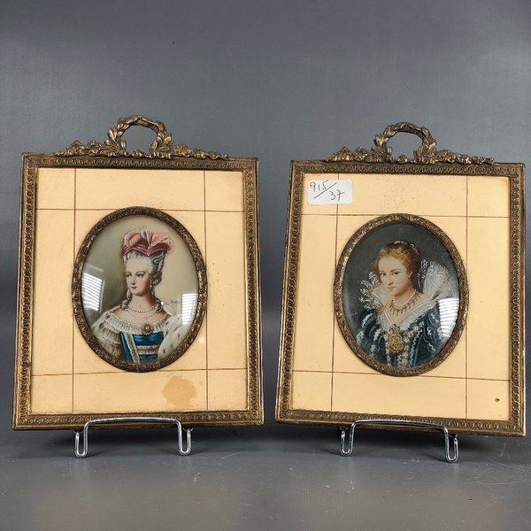Par de Miniaturas Pintadas a Mano y Firmadas con Marcos de Bronce Estilo Francés - imagen 1