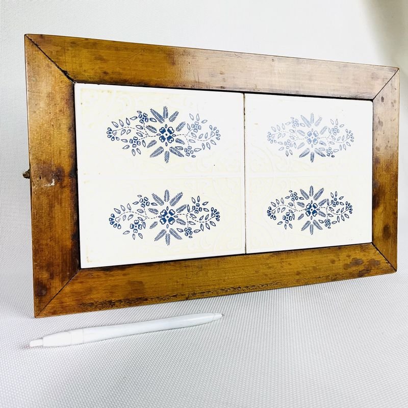 Antigua fuente de madera con azulejos y arabescos - imagen 2