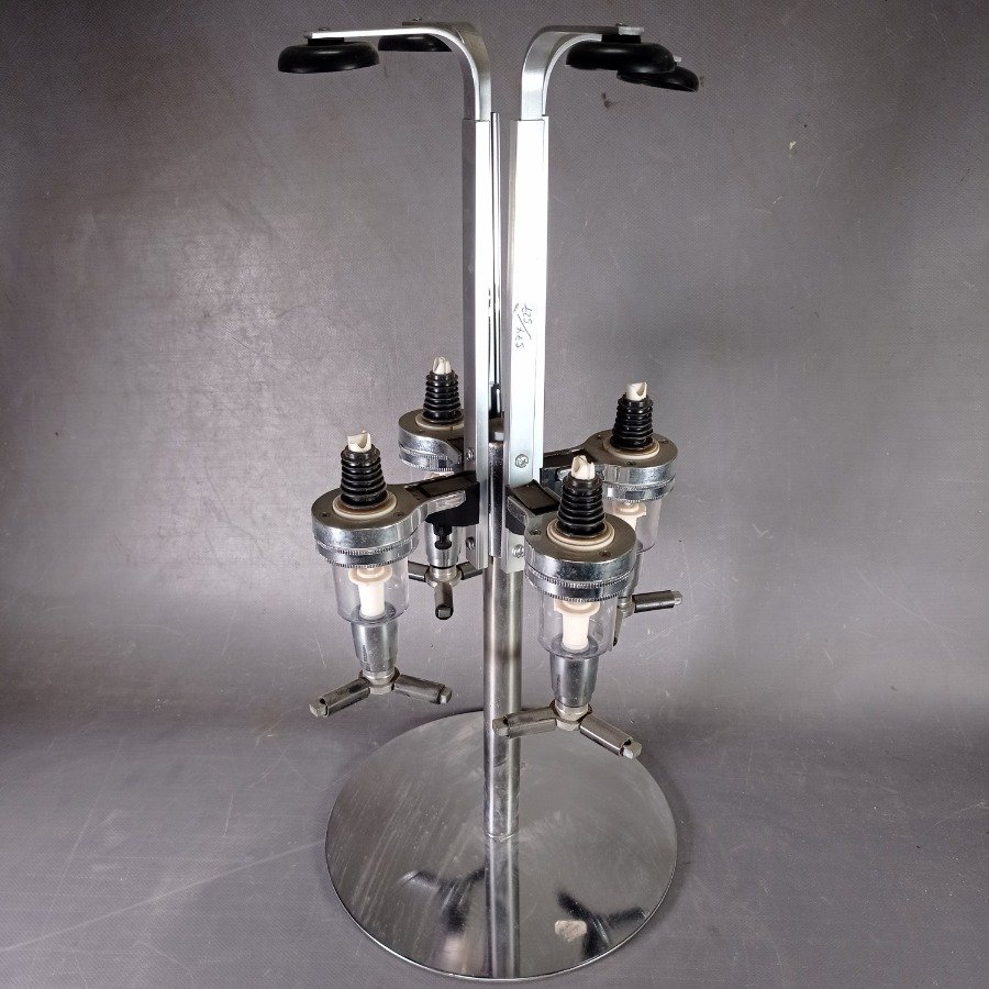 Dispensador de bebidas para cuatro botellas con chip