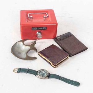 Lote siguiente: Caja Fuerte Roja "Cash Box", Billetera de Cuero y Reloj