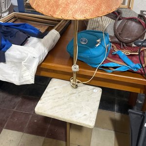 Lote siguiente: Lámpara de Pie Vintage con Base de Mármol