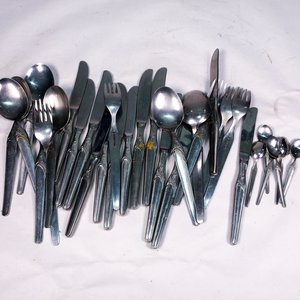 Lote de Cubiertos Variados: Cucharas, Tenedores y Cuchillos - imagen 2