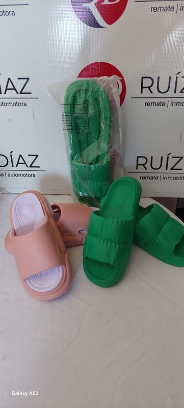 Lote siguiente: Zapatillas de color verde y rosa