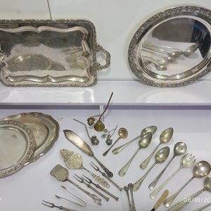 Lote de 29 Piezas de Metal Plateado: Bandejas y Cubiertos de Servir con Bordes Labrados - imagen 9
