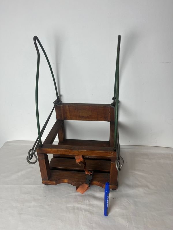 Hamaca de madera con diseño antiguo y detalles artesanales - imagen 3