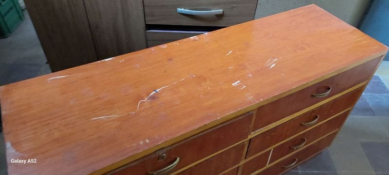 Comoda americana de madera con cinco cajones y tres puertas - imagen 6