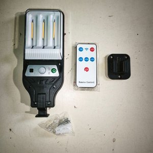 Lote siguiente: 2 Focos Solares con Sensor y Control Remoto