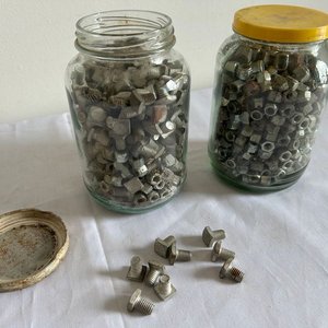 Bollones repletos de tornillos y tuercas - imagen 2
