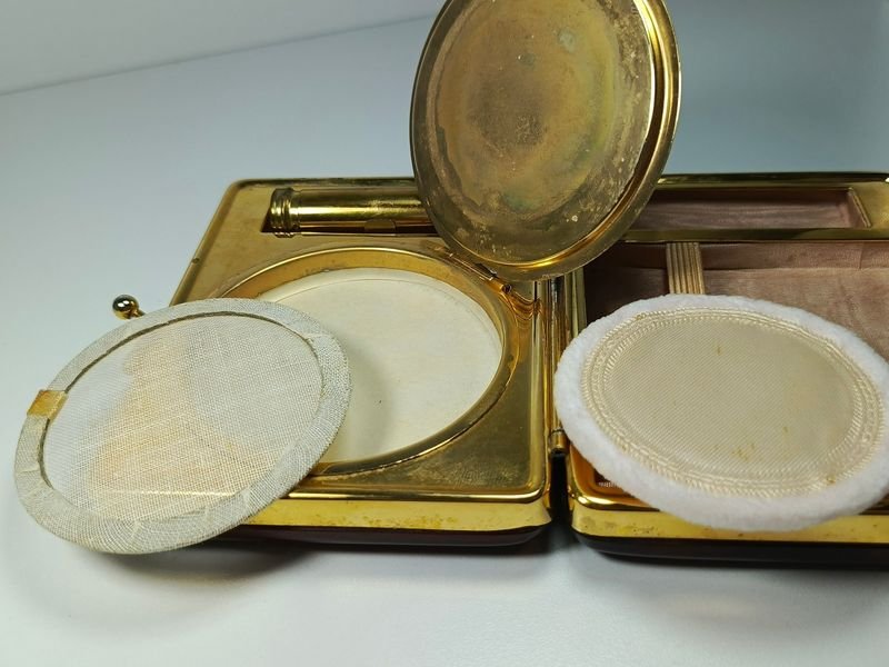 Antigua petaca de maquillaje con accesorios - imagen 4