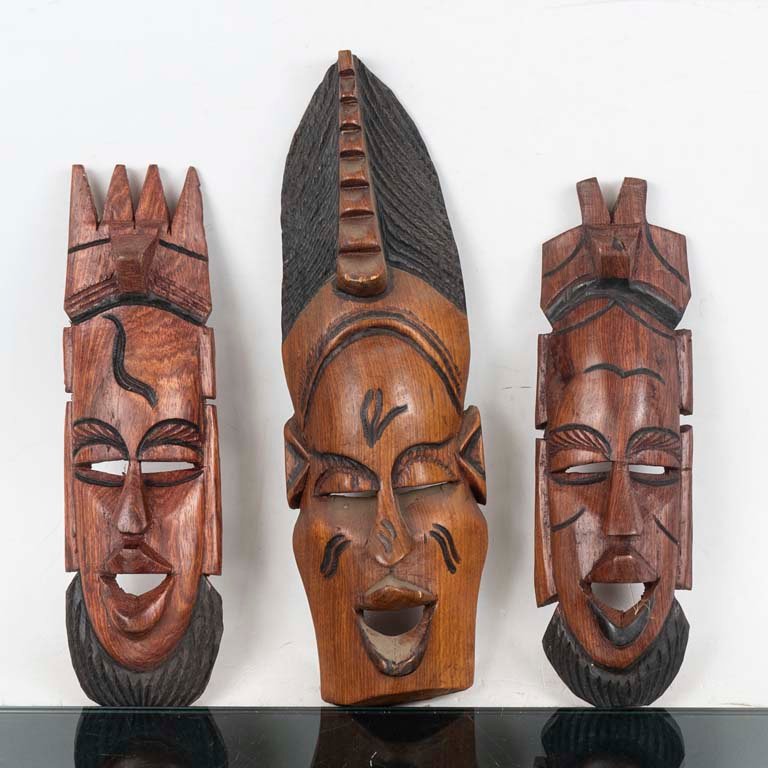 Lote anterior: Máscaras de madera talladas con detalles ornamentales