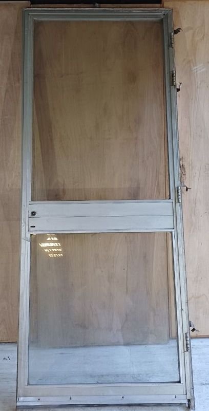 Puerta de aluminio con marco y panel de vidrio - imagen 2