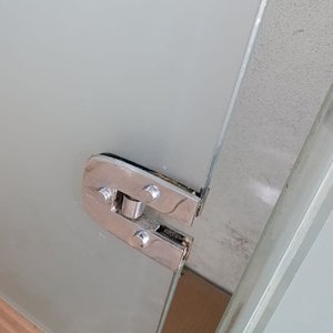 Puerta Blindex Templado con Ploteo Esmerilado y Herrajes de Acero Inoxidable - imagen 4
