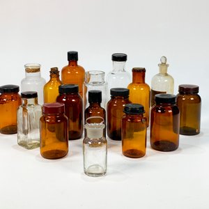 Lote anterior: Diecisiete Frascos de Laboratorio de Vidrio: Marrones y Transparentes, con y sin Tapa