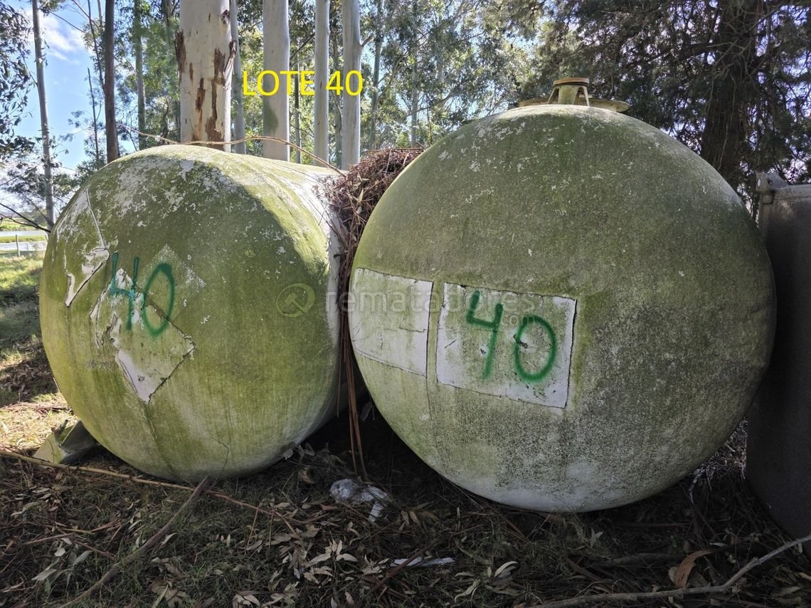 Dos Tanques Esféricos Verdes
