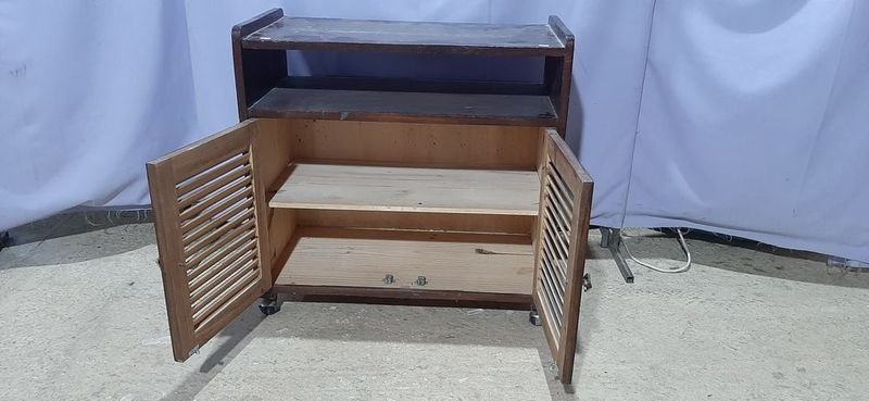 Mesa de TV en madera con ruedas y puertas - imagen 2