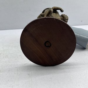 Portavelas de Bronce con Querubín y Base de Madera - imagen 7