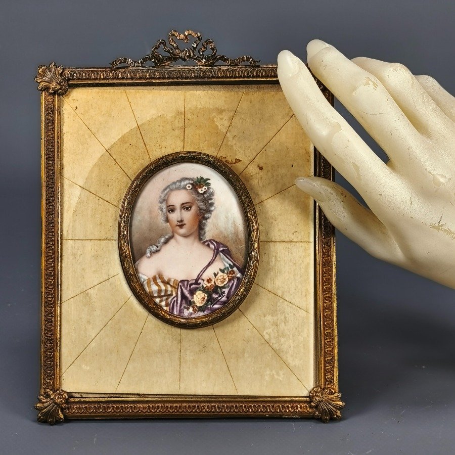 Miniaturas de retratos en porcelana con marcos dorados y bordes de celofán - imagen 6