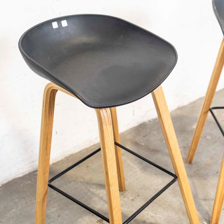Bancos de alta calidad con asientos de PVC y patas de madera - imagen 2