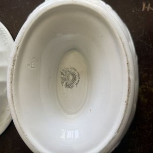 Sopera de Porcelana Blanca Clásica con Relieve y Motivos Florales - imagen 5