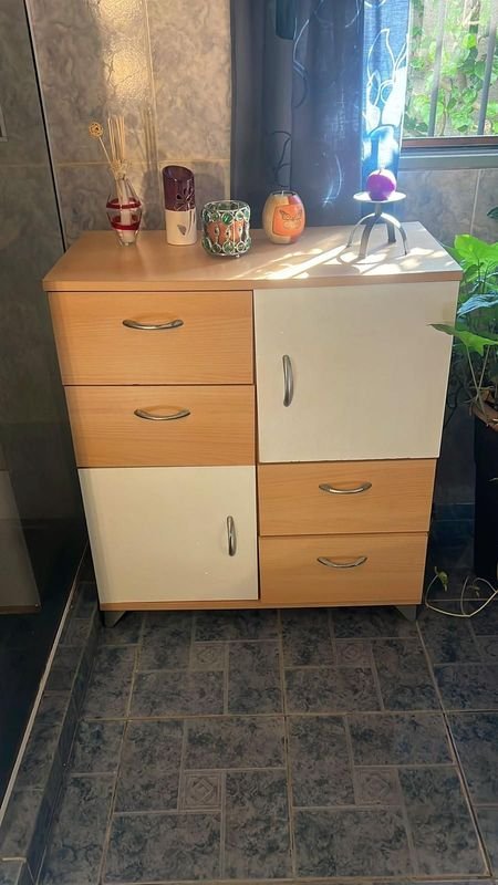 Mueble auxiliar de madera con decoración