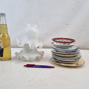 L 066 - 15 Piezas - Conjunto decorativo de pantallas en vidrio opalina con volados y selección de platos en porcelana y loza de diversas marcas (Presenta marcas visibles de uso) - imagen 6